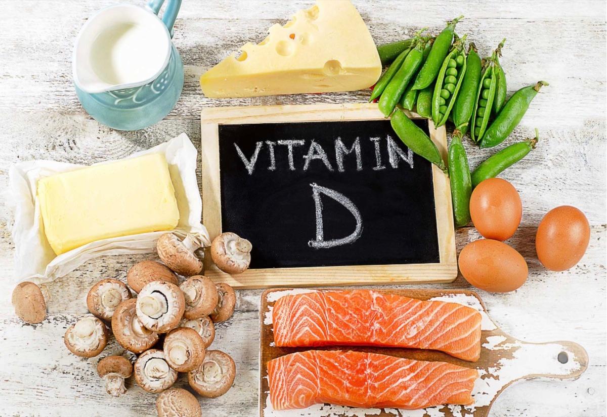 Voedingsmiddelen rijk aan vitamine D: zalm, eieren, kaas en champignons