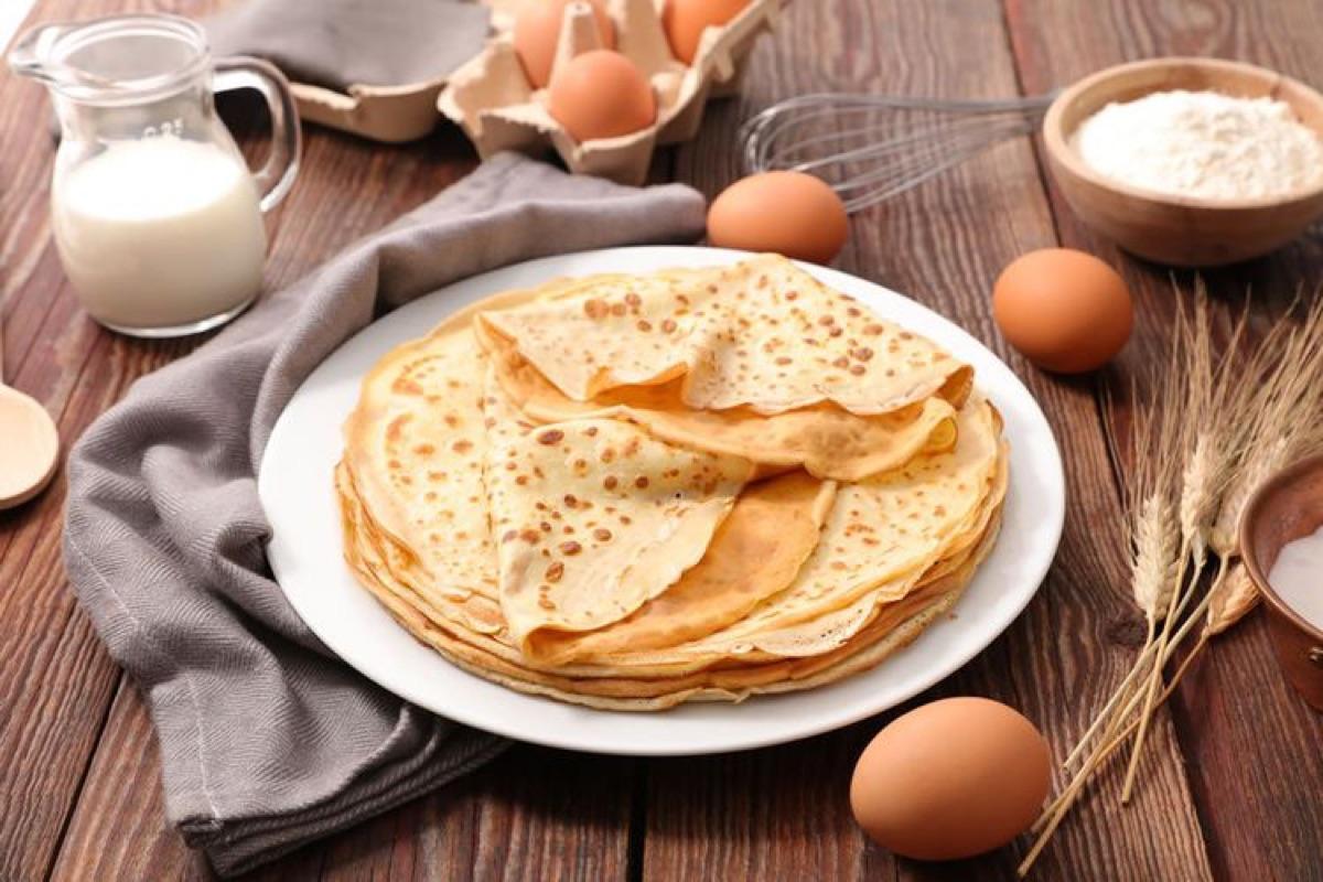 Versgebakken pannenkoeken met eieren en melk