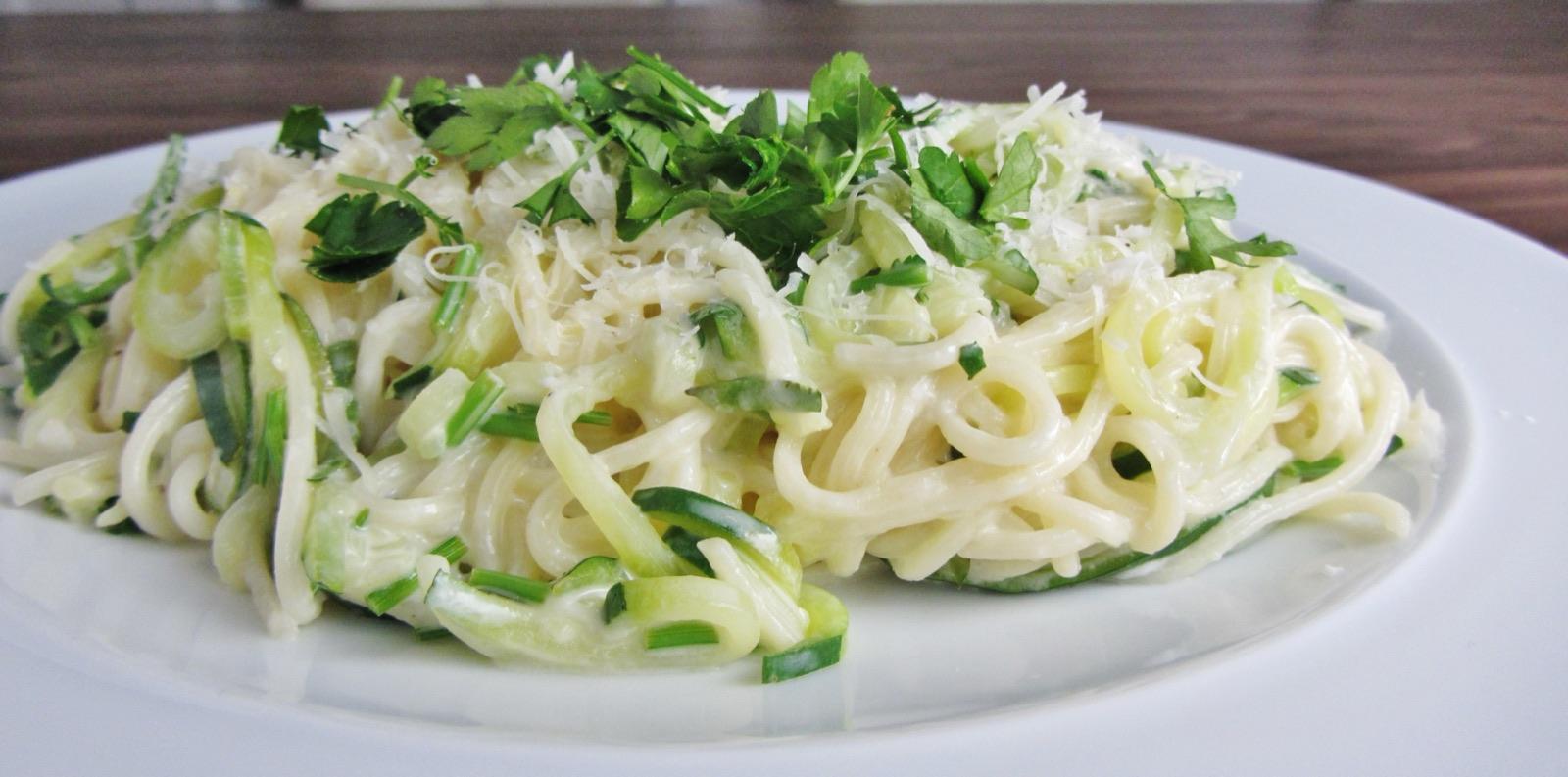 Bord courgette-spaghetti met verse peterselie